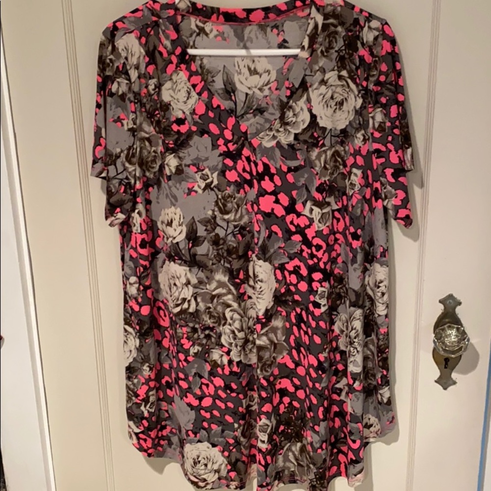 Honeyme curvy XL v-neck floral blouse